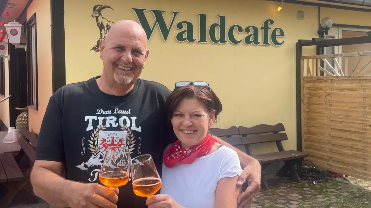 Sie prosten den Gästen schon mal zu: Claudia und Manfred Binggeli gehen im Waldcafé in Zeischa in die zweite Saison.