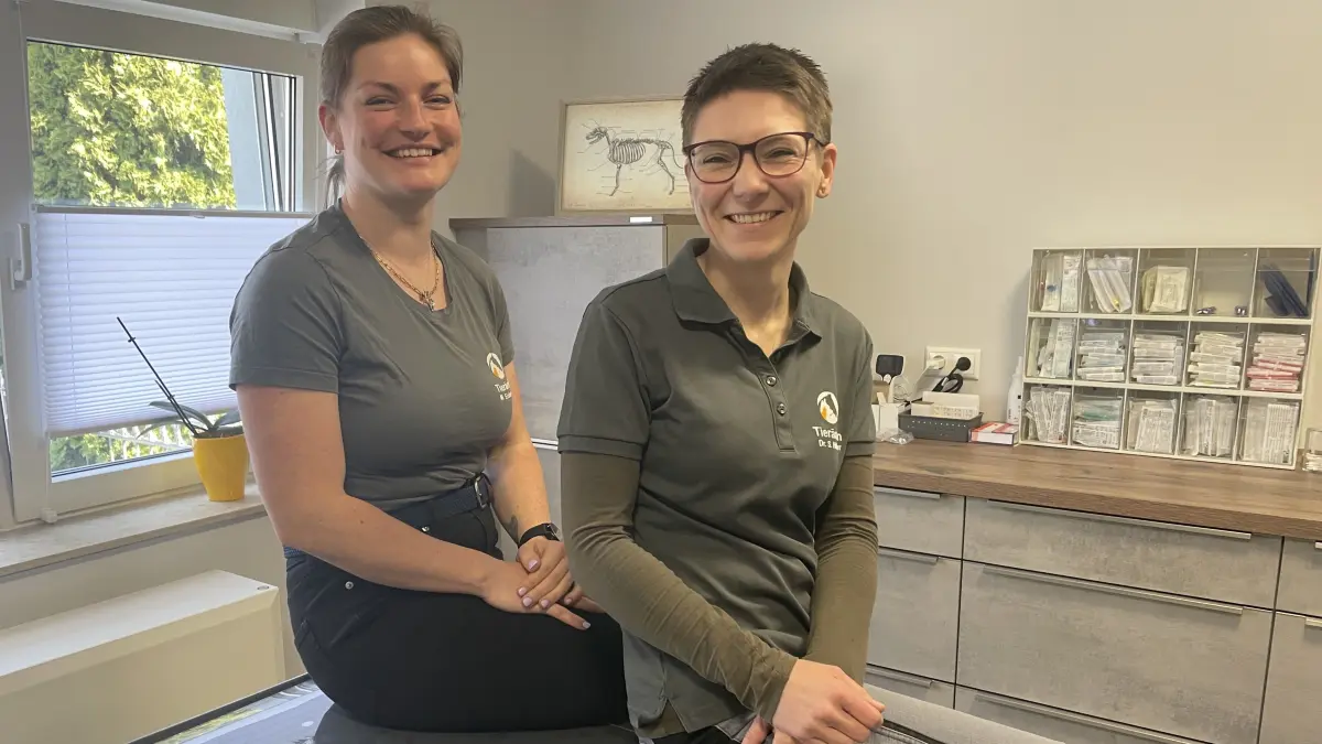 Die Tierärztinnen Marie Eisbrenner (l.) und Sarah Hübner praktizieren in Trebbus (bei Doberlug-Kirchhain). Sie sagen, wie man auf Tiergesundheit achten kann.