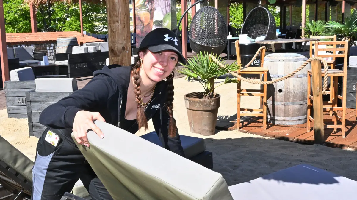 Strandpromenade Saison 2026: Luftaufnahme vom 29. April 2026
Die Strandpromenade eröffnet am Donnerstag die diesjährige Sommersaison. Mitarbeiterin Vanessa Halpick bereit die Terassenliegen und Sitzgelegenheiten zum Entspannen vor.