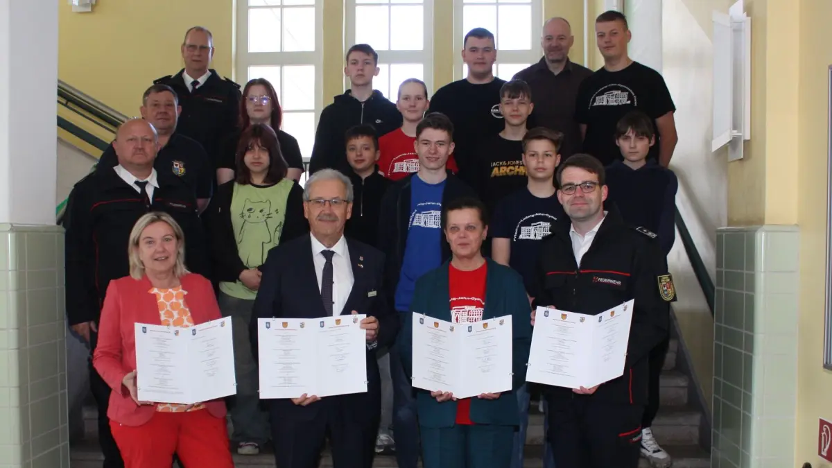 Gruppenbild mit den künftigen Teilnehmenden am Wahlpflichtfach Feuerwehr in Forst; im Vordergrund (v.l.n.r.): Bürgermeisterin Simone Taubenek, Landrat Harald Altekrüger, Schulleiterin Urike Weikert und KFV-Vorstandsvorsitzender Robert Buder unterzeichneten die Kooperationsvereinbarung.
