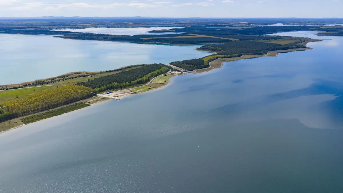 Neues Wasserrevier im Lausitzer Seenland: 30.04.2026, Brandenburg, Lieske: Blick auf den Sedlitzer See (r), dem Partwitzer See und dem Rosendorfer Kanal. Mit der Eröffnung des schiffbaren Seenverbundes am 29. Juni 2026 wachsen fünf große Seen erstmals zu einem zusammenhängenden Wasserrevier im Lausitzer Seenland zusammen. (Luftaufnahme mit Drohne). Foto: Robert Michael/dpa +++ dpa-Bildfunk +++