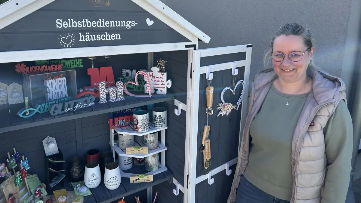 Nicole Große freut sich über ihr Selbstbedienungshäuschen. Wer etwas Selbstgemachtes für Geburtstage oder die Jugendweihe sucht, wird hier fündig. Direkt am ersten Tag wurde schon jemand fündig.