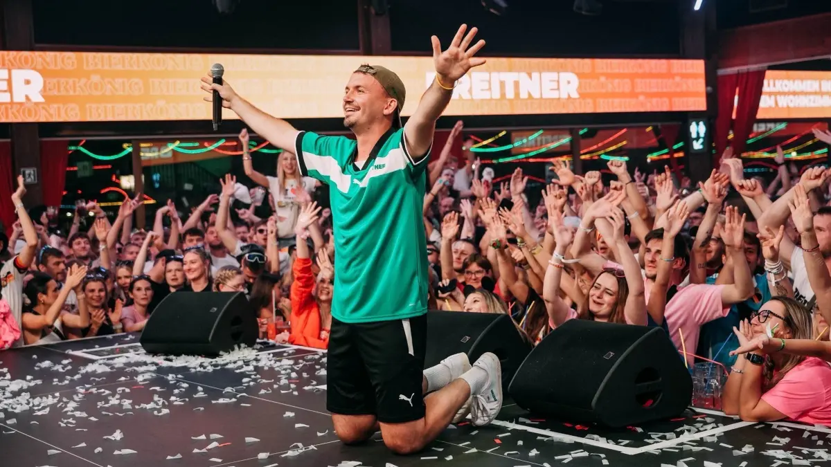 Ballermann-Hit wird zum Schalke-Soundtrack für den Aufstieg: HANDOUT - 30.04.2026, ---: Der Partysänger Breitner bei einem Auftritt im "Bierkönig" auf Mallorca. Der wahrscheinliche Aufstieg von FC Schalke 04 in die Fußball-Bundesliga soll im Ruhrpott natürlich auch musikalisch gefeiert werden. Im Fokus: Ballermann-Sänger Breitner dessen Hit «Baby Bell» seit Monaten von den Schalke-Fans in den Katakomben der Veltins-Arena angestimmt wird. Am Freitag veröffentlicht er eine spezielle Schalke-Version. Foto: Jannik Wefer/dpa - ACHTUNG: Nur zur redaktionellen Verwendung im Zusammenhang mit der aktuellen Berichterstattung und nur mit vollständiger Nennung des vorstehenden Credits +++ dpa-Bildfunk +++