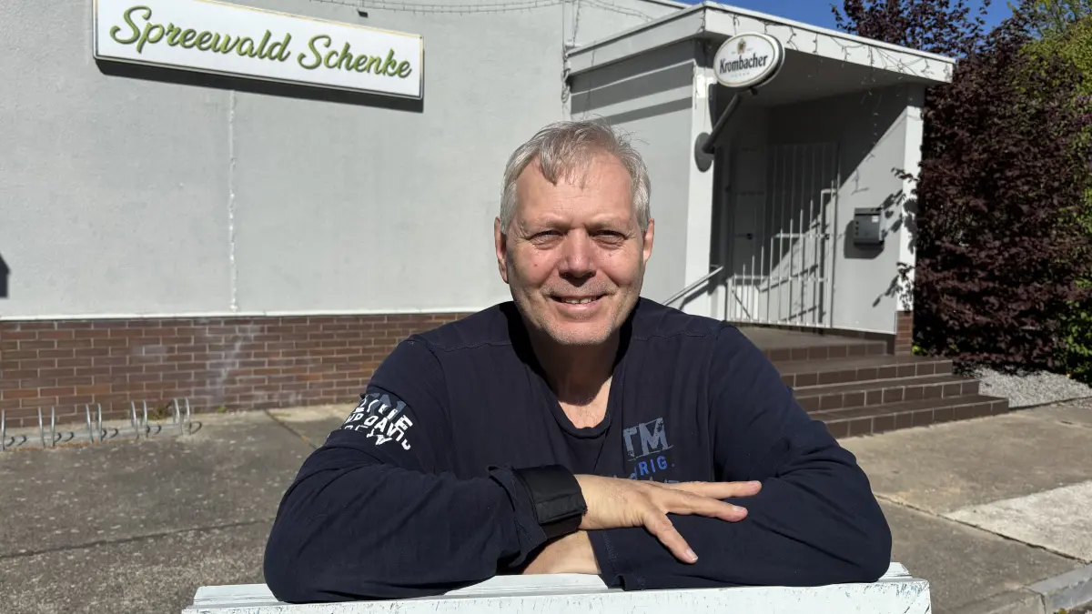 Gerd Wegewitz ist Vorstandsvorsitzender des Niederlausitzer Erlebnisvereins e.V., der das Objekt in der Robert-Koch-Straße 46D gepachtet hat und die Spreewald Schenke dort betreibt.