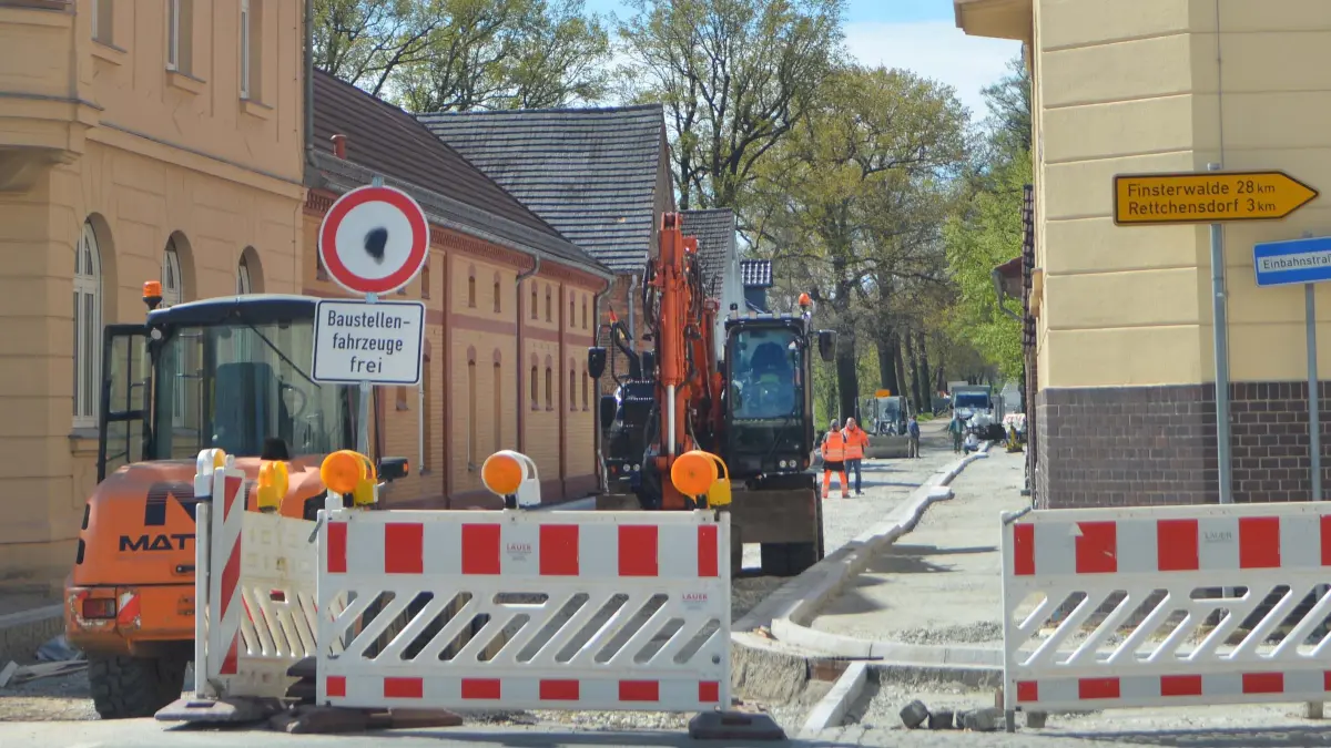 In der Senftenberger Straße (L53) in Altdöbern gehen die Arbeiten zügig voran. Der Baufortschritt lässt indes Hoffnungen keimen, wonach die für Ende September prognostizierte Freigabe der Straße schon etwas früher erfolgen könnte. Zurecht?