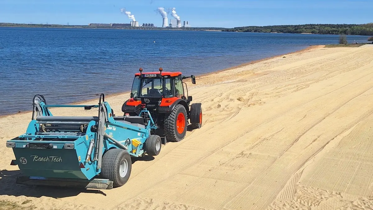 Statt Badegästen macht sich derzeit dieser Traktor mit einer Spezialmaschine an den Seenland-Stränden zu schaffen. Hier ist er am Bärwalder See im Einsatz.