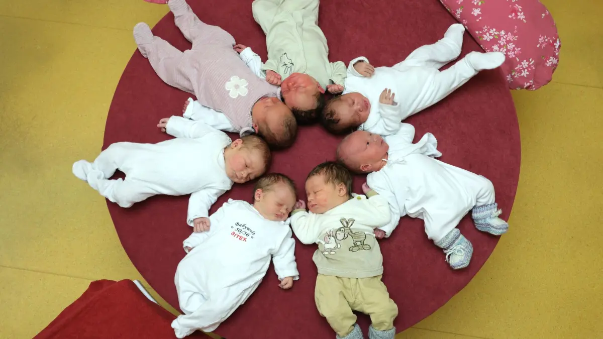 Sieben Babys kamen an einem Tag im Lauchhammeraner Kreißsaal zur Welt. Solche Momente sind besonders – insgesamt sinken die Geburtenzahlen in der Stadt jedoch deutlich.