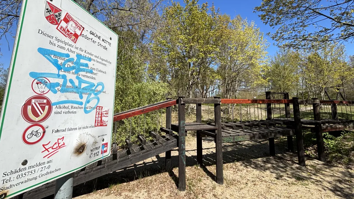 Die Idylle des Spielplatzes "Grüne Mitte" in Großräschen trügt. Kinder und ihre Eltern wissen es längst: Die Rutsche fehlt. Nach Vandalismusschaden auf dem Areal will die Stadtverwaltung nun handeln.