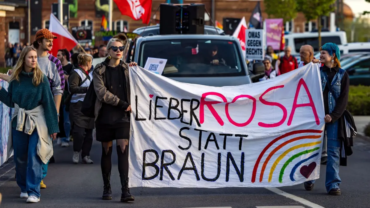 Demonstration gegen rechtsextreme Angriffe