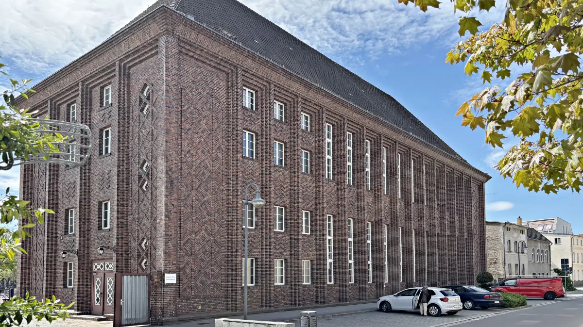 Die Doppelturnhalle in Finsterwalde wird zur Baustelle.