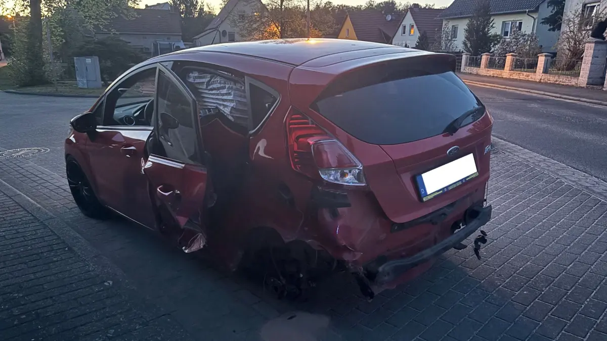 Eines der beiden Unfallfahrzeuge. Bei der Unfallaufnahme waren zwei Freiwillige Feuerwehren im Einsatz.