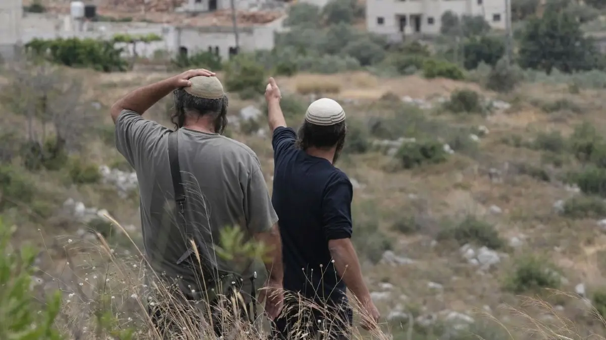 ARCHIV - 15.05.2025, Israel, Bruchin: Israelische Siedler im Westjordanland. (zu dpa: «Bericht über neue Siedlergewalt: Zwei Palästinenser getötet») Foto: Maya Alleruzzo/AP/dpa +++ dpa-Bildfunk +++