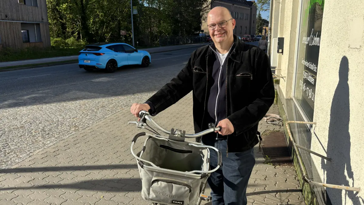 Wolfgang Starke an der Stelle, an der in Lübben seiner Tochter das Handy aus der Hand genommen wurde.
