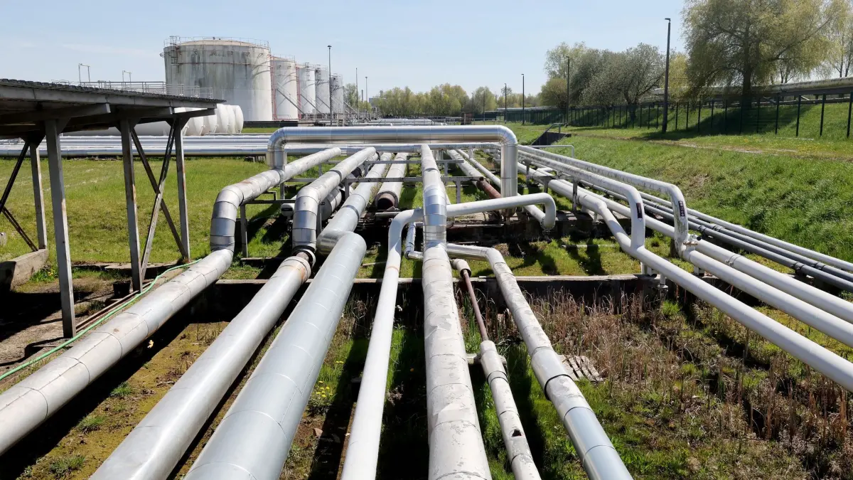 Ölhafen des Seehafens Rostock: 30.04.2026, Mecklenburg-Vorpommern, Rostock: Tanks und Rohrleitungen im Ölhafen Rostock. Der Hafen ist einer der alternativen Versorgungswege für die PCK-Raffinerie im brandenburgischen Schwedt. Rohöl wird dort per Tanker angelandet und über eine Pipeline weitergeleitet. Hintergrund ist die Ankündigung Russlands, ab Mai kein kasachisches Öl mehr über die Druschba-Pipeline nach Deutschland zu leiten. Foto: Bernd Wüstneck/dpa +++ dpa-Bildfunk +++