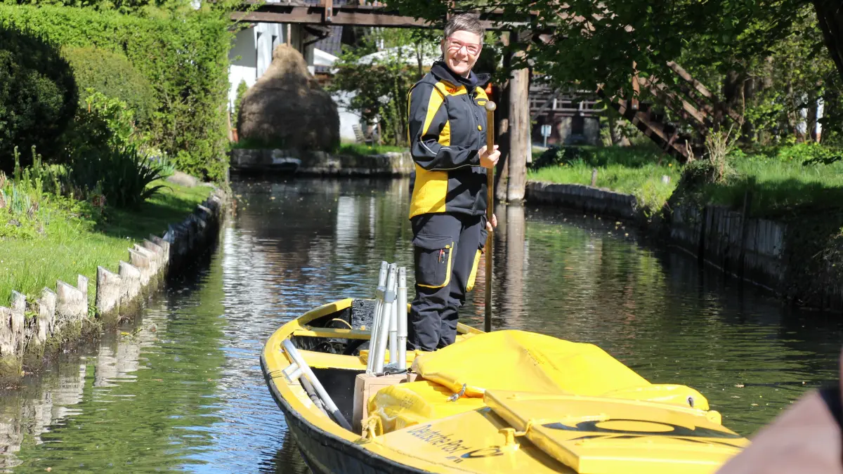 Postbotin Andrea Bunar auf dem gelben Postkahn in Lehde.