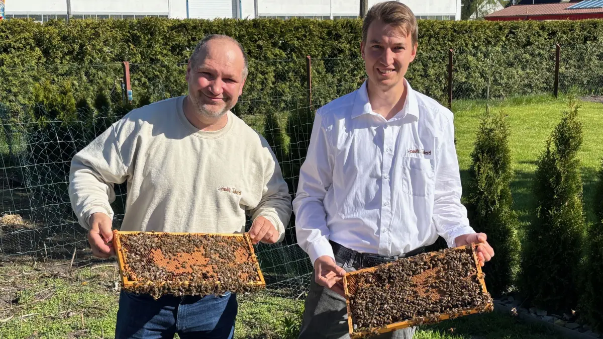 Sascha (l.) und Markus Leuschner aus Guteborn betreiben Leuschis Imkerei im Kurzen Weg in Guteborn. Vater und Sohn sind hauptberuflich als Imker tätig.