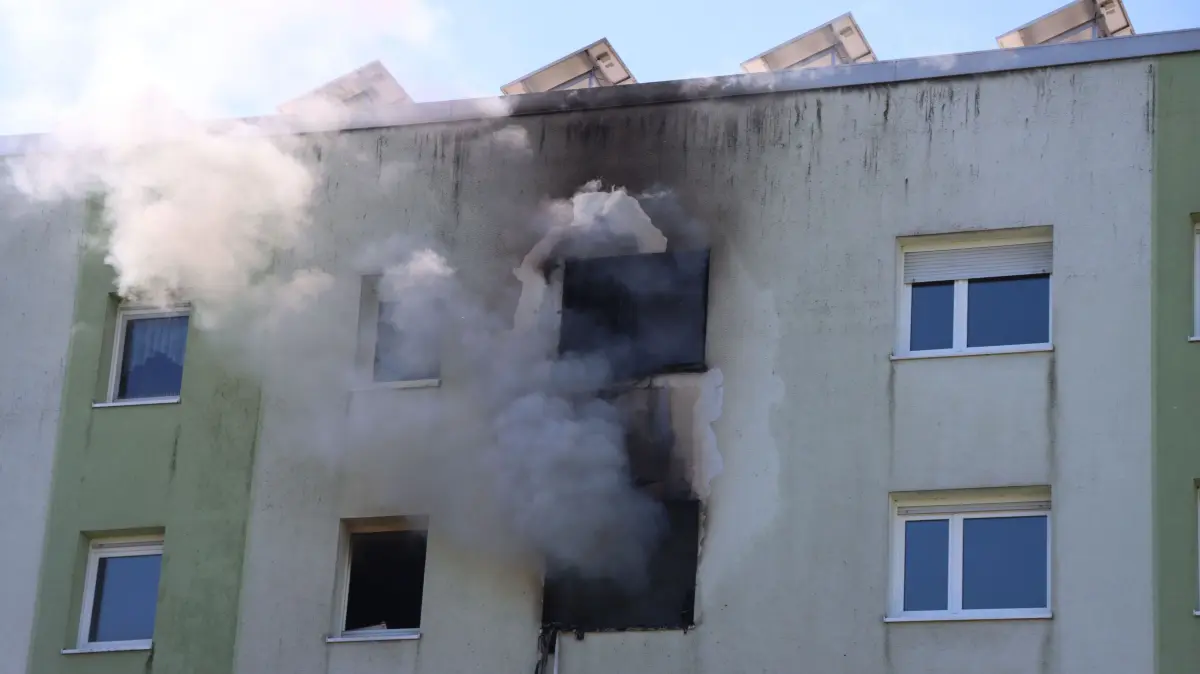 Am Freitag, dem 1. Mai 2026, brach gegen 13:00 Uhr ein Feuer in einer Wohnung eines Mehrfamilienhauses im Wendischen Ring in Guben aus. Die Brandursache ist bislang ungeklärt. Bei dem Brand kam eine Person ums Leben.