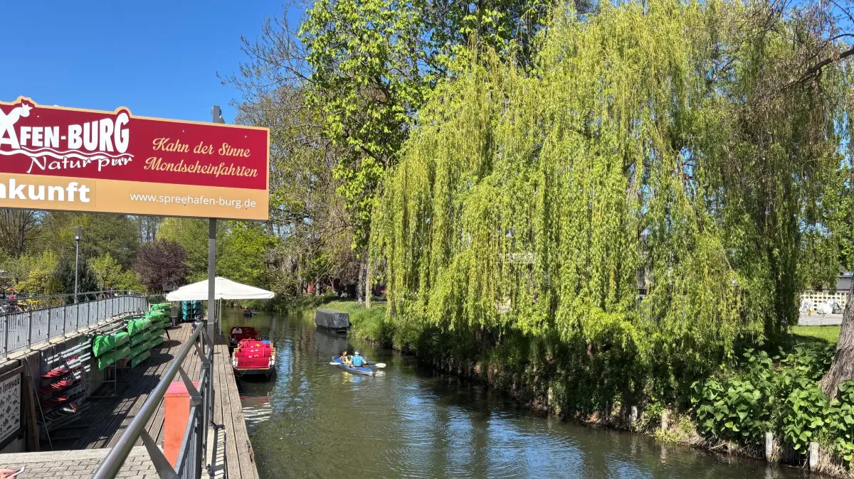 Vom Spreehafen Burg aus kann auf dem Kahn und im Paddelboot der Spreewald erkundet werden.