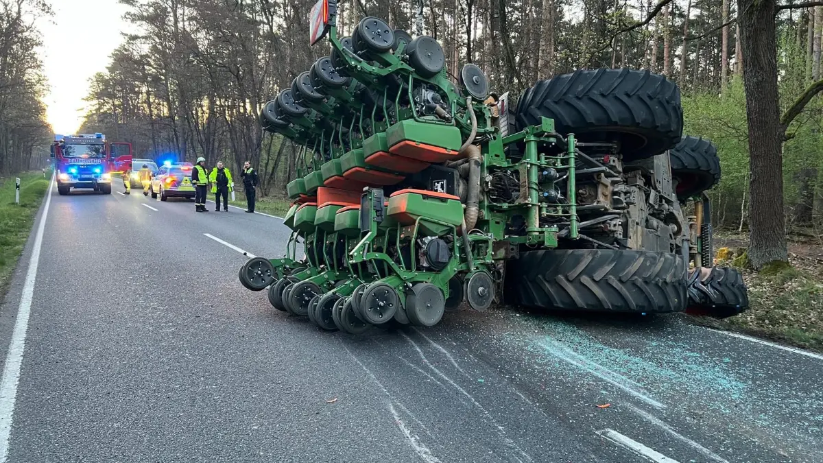 Ein Unfall eines Traktors legte die B 87 bei Hohenbucko lahm. Der Fahrer kam zwar aus eigener Kraft aus der Kabine, wurde allerdings ins Krankenhaus gebracht.