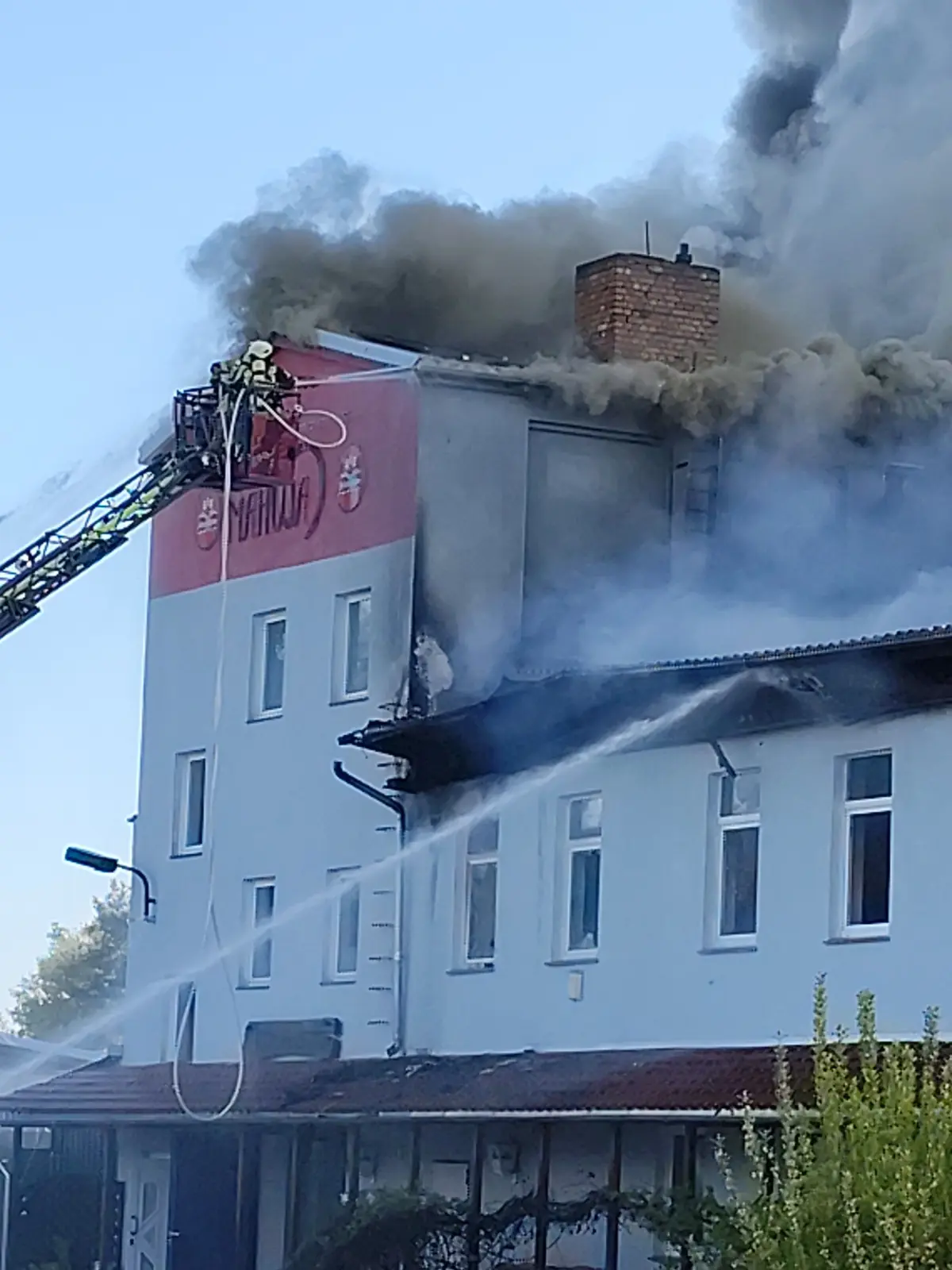 Der Brand in Weißwasser hält die Feuerwehr weiter in Atem.