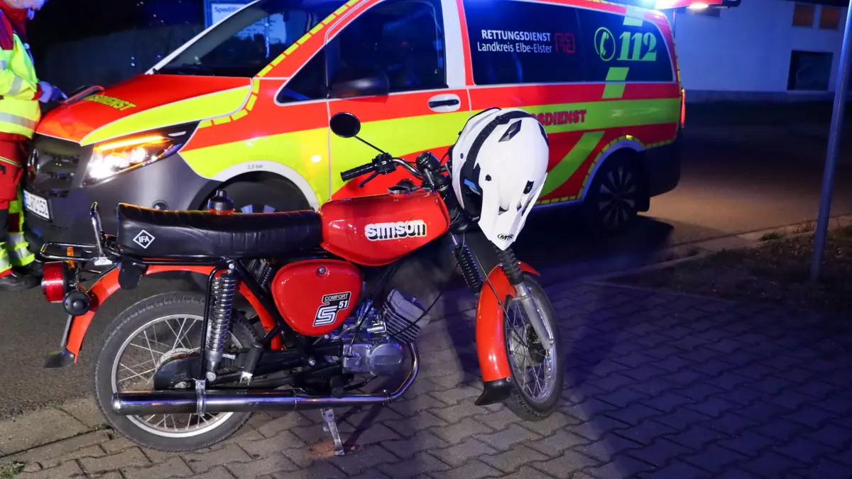 Ein Pkw erfasste in Elsterwerda an der Kreuzung Am Kalkberg und Ludwig-Jahn-Straße eine Simsonfahrerin.