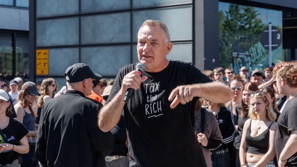 Demonstrationen zum 1.Mai - Hamburg: 01.05.2026, Hamburg: Jan van Aken (Die Linke) spricht auf der Demonstration «Geld ist da! Ran an die Reichen!». Am 1. Mai finden bundesweit und auch in Hamburg mehrere Demonstrationen und Veranstaltungen statt. Foto: Markus Scholz/dpa +++ dpa-Bildfunk +++