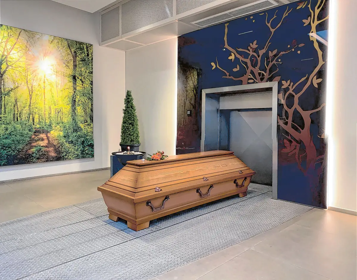 Von der Überführung bis zur Einäscherung sind alle Schritte klar geregelt. Im Krematorium kann am Sarg Abschied genommen werden. ⇥Fotos: Rhein-Taunus-Krematorium/akz-o