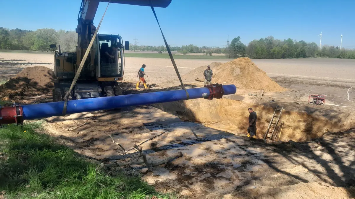 Wieder Wasserrohrbruch an der Leitung von Merzdorf nach Wainsdorf. Ausgerechnet am Feiertag hatten die Wainsdorfer so kein Wasser aus dem Hahn.