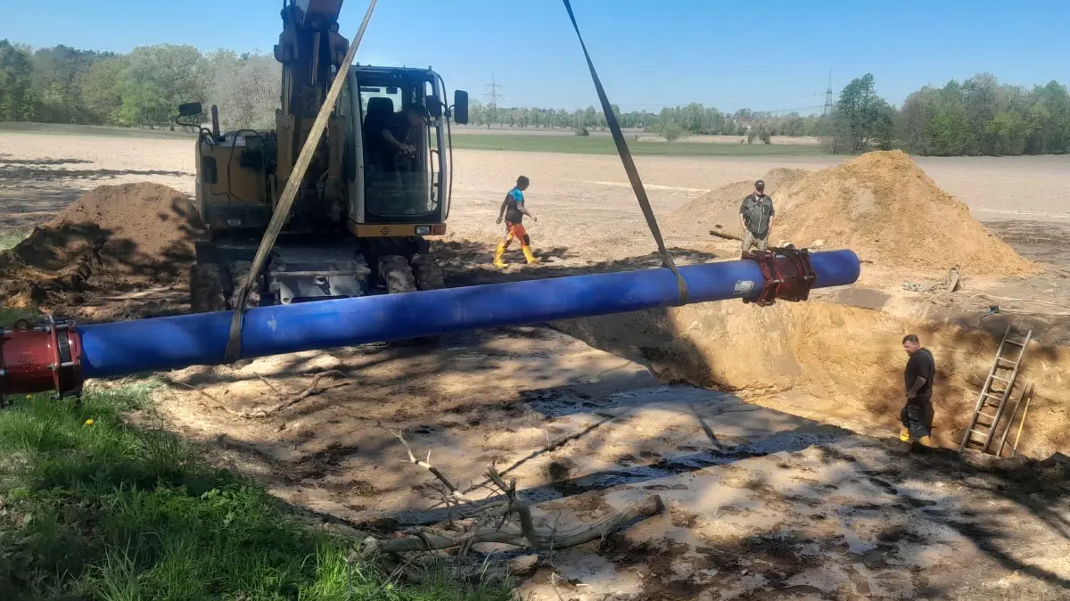 Wieder Wasserrohrbruch an der Leitung von Merzdorf nach Wainsdorf. Ausgerechnet am Feiertag hatten die Wainsdorfer so kein Wasser aus dem Hahn.