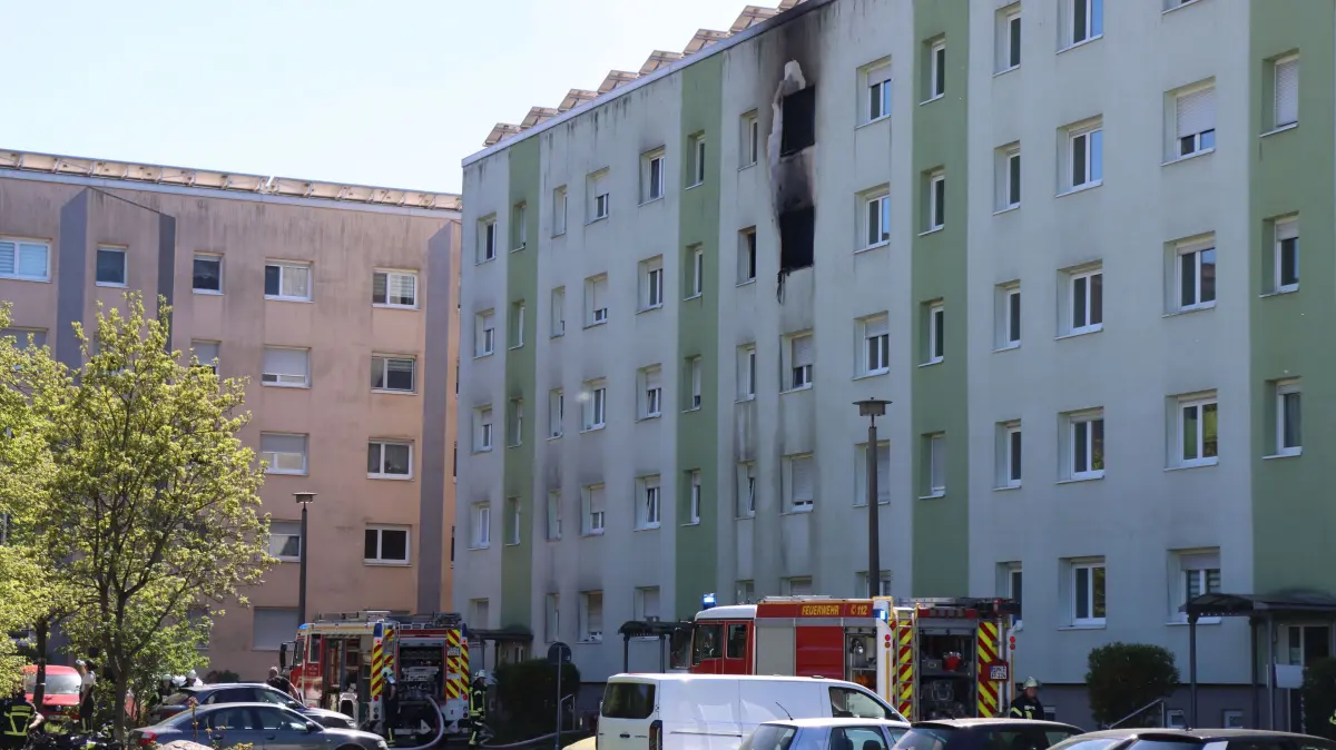 Am Freitag, dem 1. Mai 2026, brach gegen 13:00 Uhr ein Feuer in einer Wohnung eines Mehrfamilienhauses im Wendischen Ring in Guben aus. Die Brandursache ist bislang ungeklärt. Bei dem Brand kam eine Person ums Leben.