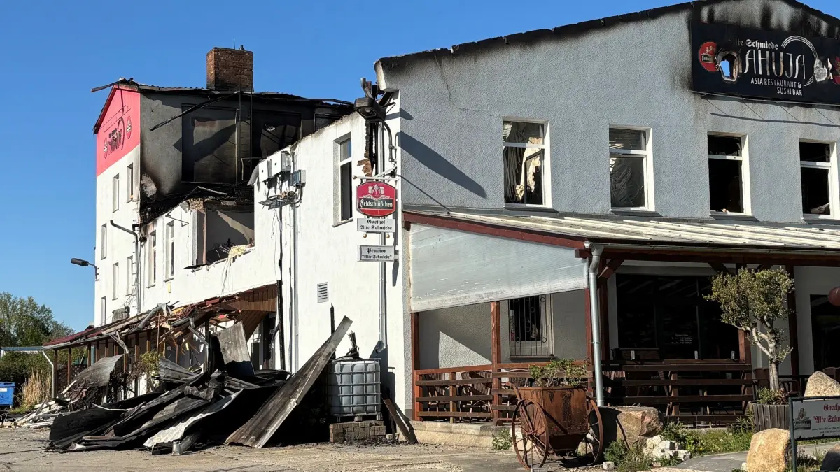 Von außen zeigt sich das Ausmaß des Brandes in Weißwasser. Der Dachstuhl des als Restaurant genutzten Gebäudeteils stand im Vollbrand und breitete sich auf den angrenzenden Wohnbereich aus. Das Gebäude kann momentan nicht genutzt werden. Die Berliner Straße ist wieder frei.