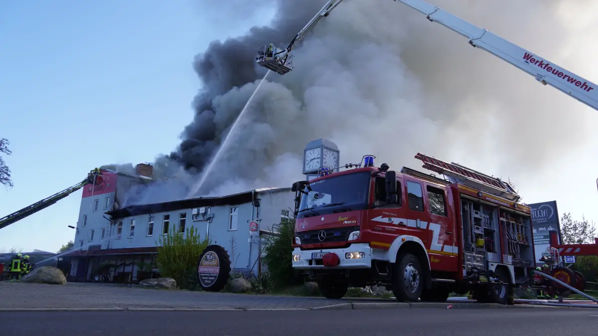 In dem Gebäude, in dem sich das Restaurant Mahuja in Weißwasser befindet, ist ein Brand ausgebrochen. Über Stunden kämpften die Feuerwehren gegen das Feuer.