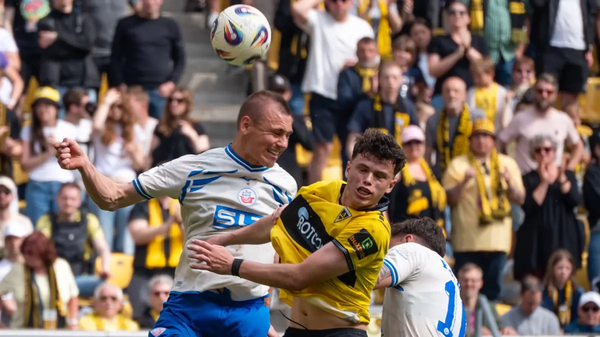 Deutschland: 3.Liga 2025/2026 - Alemannia Aachen vs FC Hansa Rostock - 36. Spieltag - Tivoli-Stadion (Aachen): Geste, Mi: Deutschland: 3.Liga 2025/2026 - Alemannia Aachen vs FC Hansa Rostock - 36. Spieltag - Tivoli-Stadion Aachen: Geste, Mimik, Kopfball, Duell, Zweikampf Franz Pfanne FC Hansa Rostock, 23 Faton Ademi Alemannia Aachen, 36 *** Germany 3 Liga 2025 2026 Alemannia Aachen vs FC Hansa Rostock 36 Matchday Tivoli Stadion Aachen Gesture, facial expression, header, duel, duel Franz Pfanne FC Hansa Rostock, 23 Faton Ademi Alemannia Aachen, 36 Copyright: xOrhanxHabashx