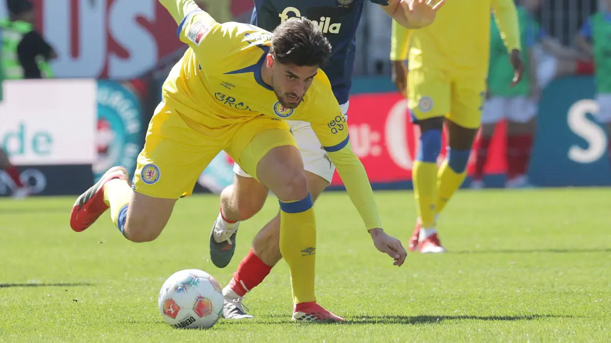 Duell zwischen Fabio di Michele Sanchez (Eintracht Braunschweig) und Adrian Kapralik (Holstein Kiel) Fussball, Herren, S: Duell zwischen Fabio di Michele Sanchez Eintracht Braunschweig und Adrian Kapralik Holstein Kiel Fussball, Herren, Saison 2025 2026, 2.BL, Holstein Stadion, Holstein Kiel gegen Eintracht Braunschweig, 2-0 DFL REGULATIONS PROHIBIT ANY USE OF PHOTOGRAPHS AS IMAGE SEQUENCES AND/OR QUASI-VIDEO. *** Duel between Fabio di Michele Sanchez Eintracht Braunschweig and Adrian Kapralik Holstein Kiel Football, Men, Season 2025 2026, 2 BL, Holstein Stadion, Holstein Kiel vs Eintracht Braunschweig, 2 0 DFL REGULATIONS PROHIBIT ANY USE OF PHOTOGRAPHS AS IMAGE SEQUENCES AND OR QUASI VIDEO
