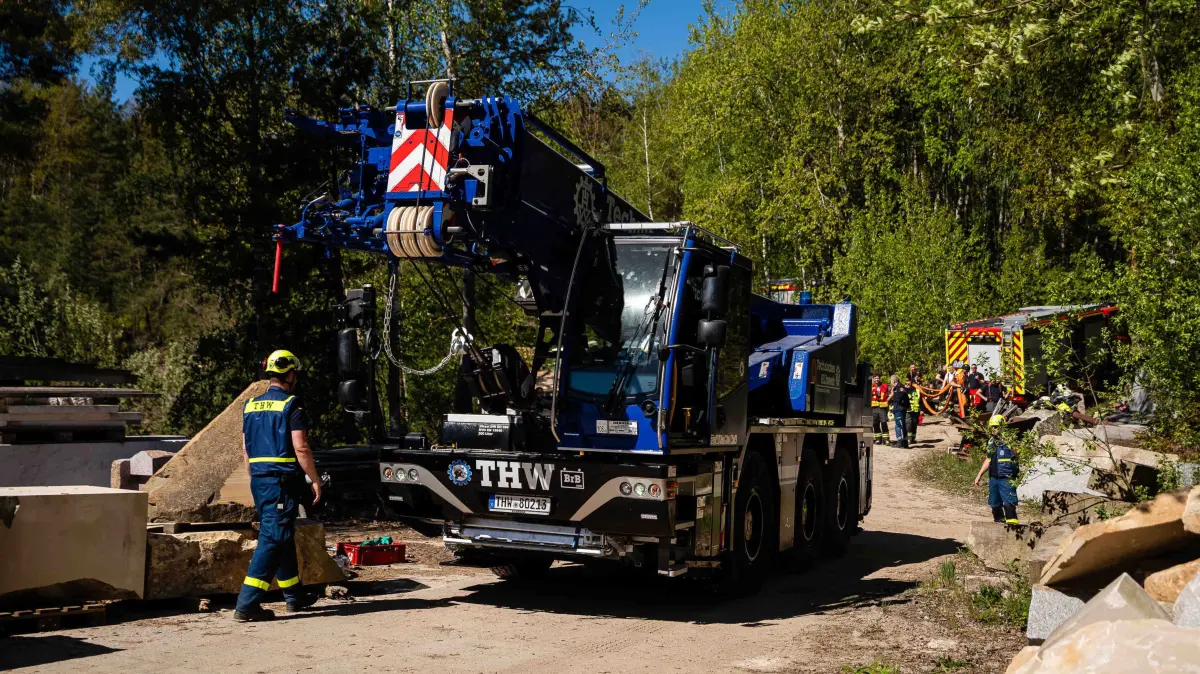 Kuh Luise ist gefangen in einem Steinbruch in Haselbachtal (Landkreis Bautzen). Feuerwehr, THW und Höhenretter sind vor Ort.