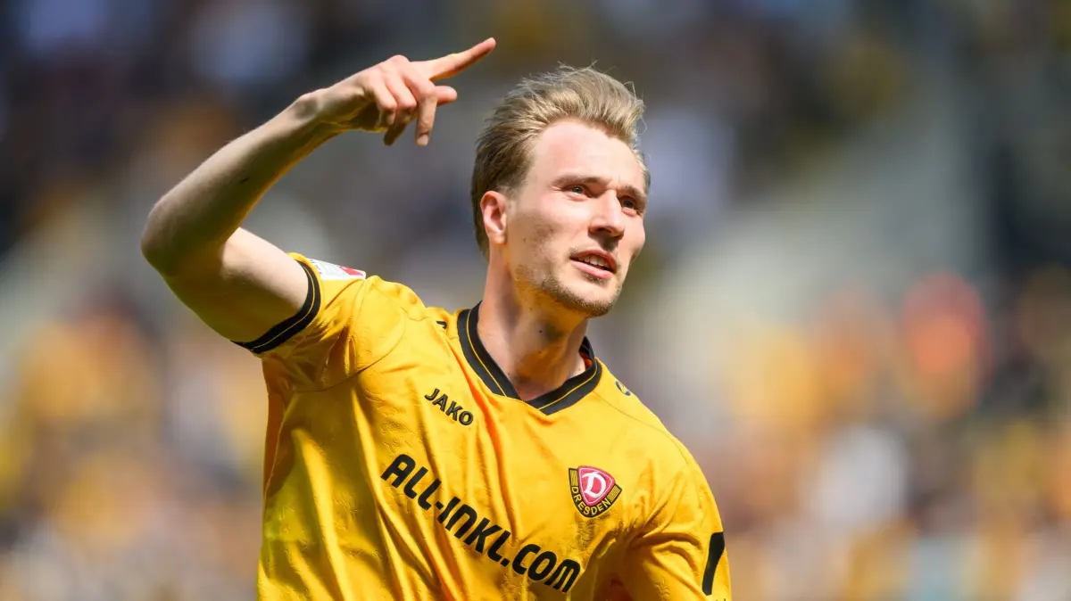 SG Dynamo Dresden - 1. FC Kaiserslautern: 02.05.2026, Sachsen, Dresden: Fußball, Männer: 2. Bundesliga, SG Dynamo Dresden - 1. FC Kaiserslautern, 32. Spieltag, Rudolf-Harbig-Stadion, Vincent Vermeij (Dynamo Dresden) jubelt nach seinem Tor zum 1:0. Foto: Robert Michael/dpa - WICHTIGER HINWEIS: Gemäß den Vorgaben der DFL Deutsche Fußball Liga bzw. des DFB Deutscher Fußball-Bund ist es untersagt, in dem Stadion und/oder vom Spiel angefertigte Fotoaufnahmen in Form von Sequenzbildern und/oder videoähnlichen Fotostrecken zu verwerten bzw. verwerten zu lassen. +++ dpa-Bildfunk +++