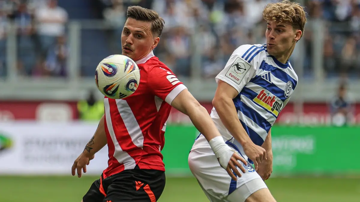 Energie-Torjäger Erik Engelhardt (links) schirmt hier den Ball gegen Dominik Kother vom MSV Duisburg ab.