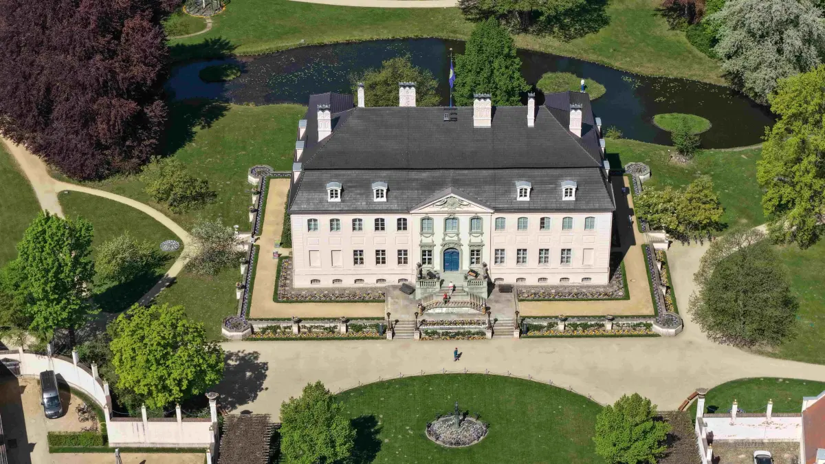 Luft Schloss Branitz : Luftaufnahme vom 3. Mai 2026
Blick auf das Schloss Branitz
Park & Schloss Branitz
Open Air Ausstellung Frauenreich
Fürstin Lucie Pückler