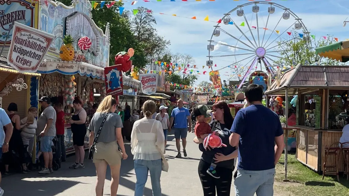 Lebhafter Ausklang des Tierparkfests in Herzberg: Besucherinnen und Besucher zwischen Rummel, Buden und Festatmosphäre.