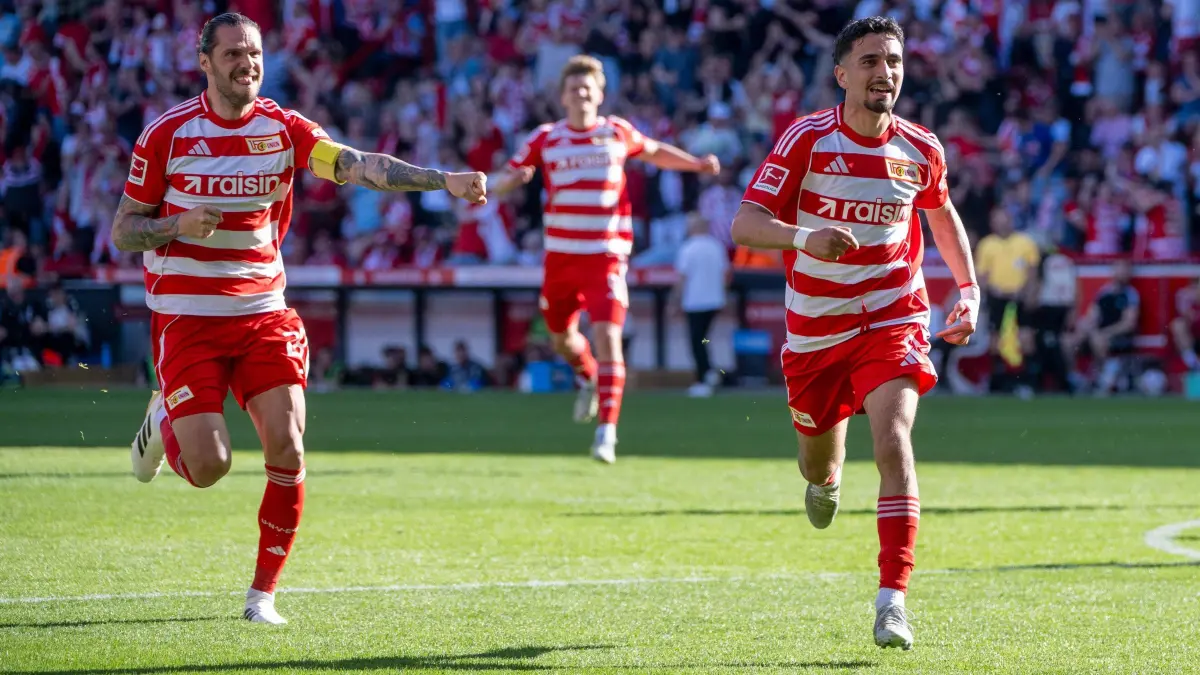 1.BL 1. FC Union - 1. FC Köln 2025/26: Fußball, Herren, Saison 2025/2026, 1. Bundesliga (32. Spieltag), 1. FC Union Berlin - 1. FC Köln (2:2), v. l. Christopher Trimmel (1. FC Union), Livan Burcu (1. FC Union Berlin), Linton Maina (1. FC Koeln), Jubel nach Tor zum 2:2, 02.05. 2026, Foto: Matthias Koch