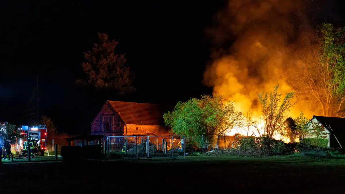 Bei Ankunft der Einsatzkräfte stand das Nebengebäude im Friedhofsweg in Briesen bereits in voller Ausdehnung in Flammen.