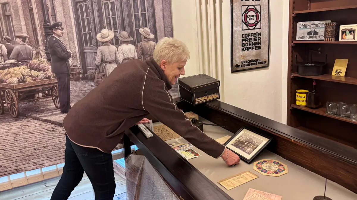 Claudia Schmidt vom Niederlausitzer Heidemuseum in Spremberg hilft bei der Fertigstellung der neuen Sonderausstellung. Dabei lässt sich die Geschichte des Handels und des Handwerks in Spremberg entdecken. Was ist von den wichtigsten Geschäften geblieben?