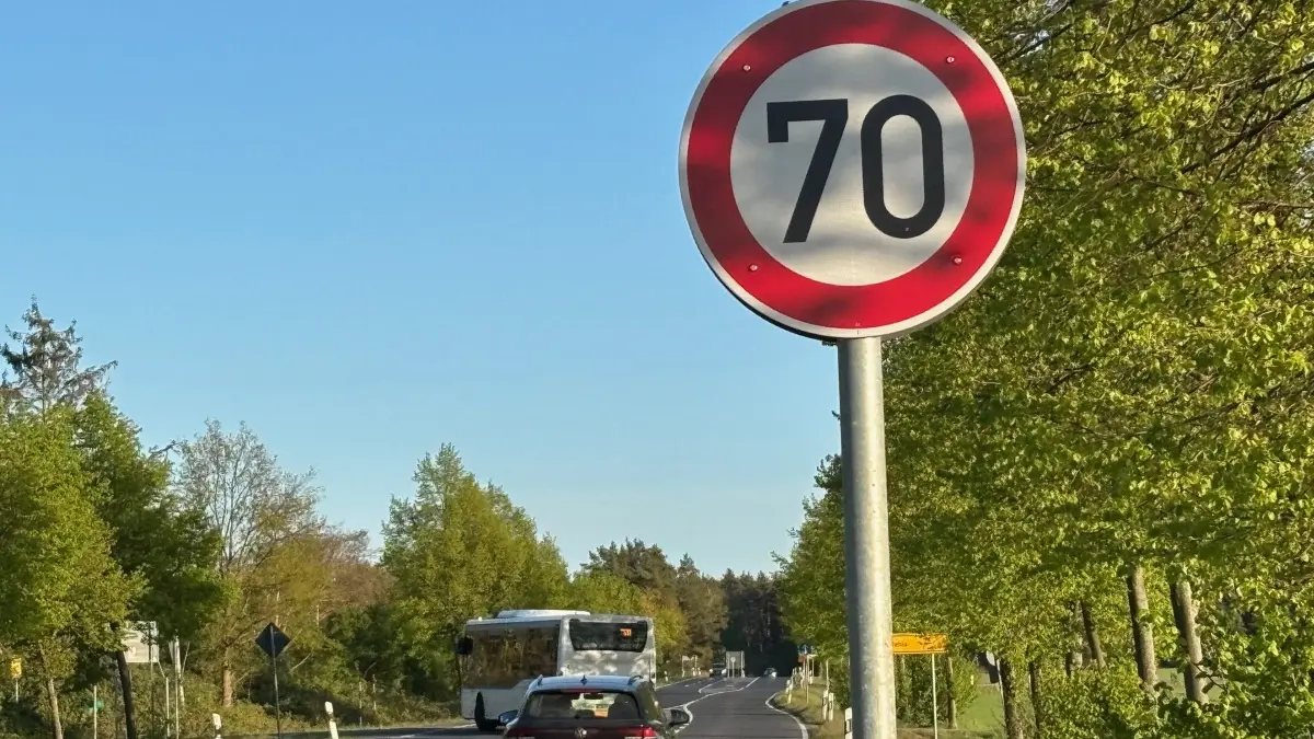 Dieses Tempo-70-Schild an der S94 zwischen Bernsdorf und Kamenz ist neu. Gut möglich, dass dort jetzt bisweilen die Geschwindigkeit kontrolliert wird.