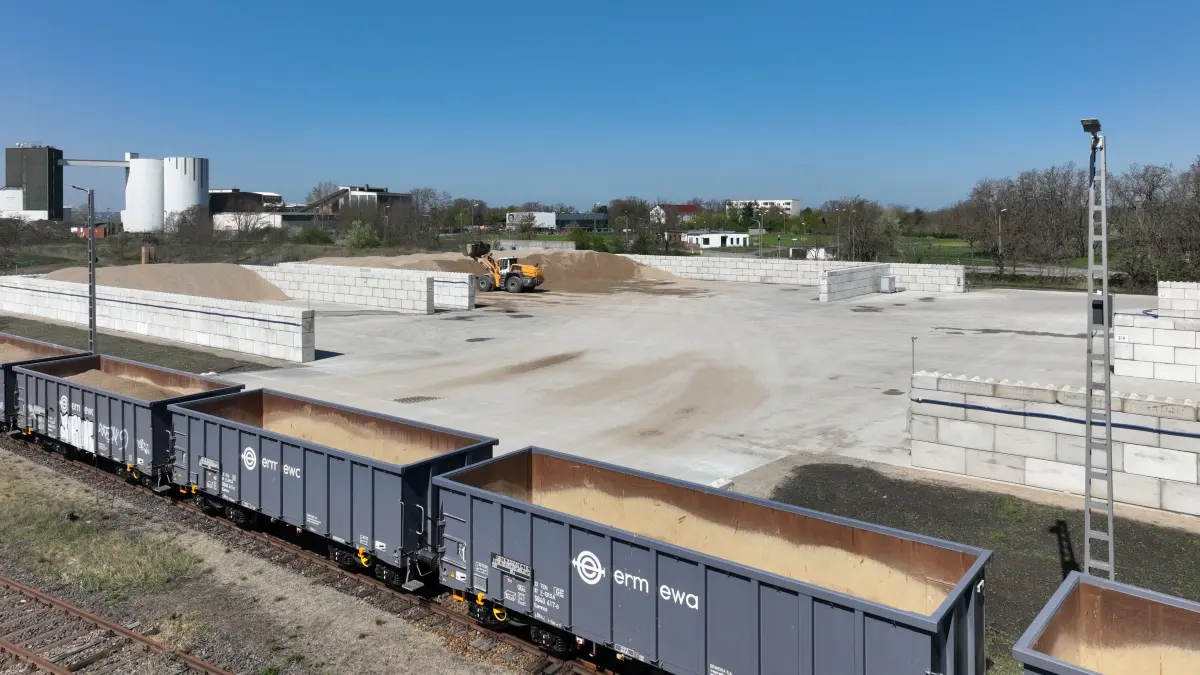 Die Hülskens GmbH verlädt in der ehemaligen Zuckerfabrik Brottewitz (Elbe-Elster) zum ersten Mal einen kompletten Zug mit ihrem in Sachsen abgebauten und per Lkw über die Elbe gebrachten Kies.