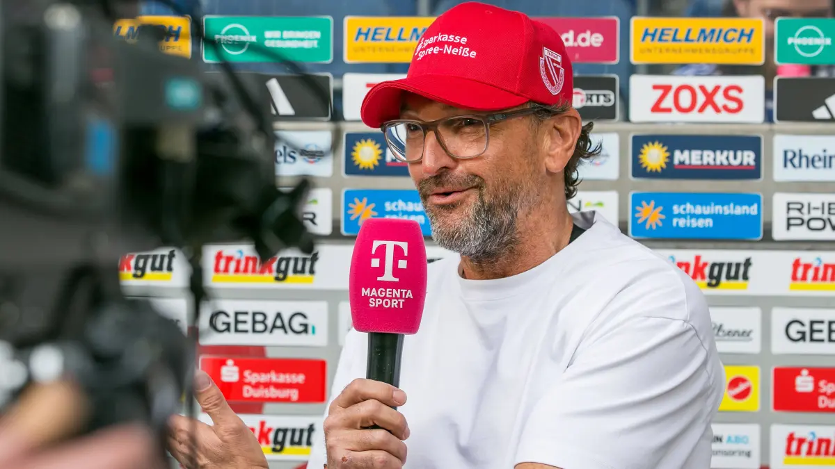 3. Liga - 2025/2026 - Sp. 36 - MSV Duisburg gegen FC Energie Cottbus: Duisburg, Deutschland 03. Mai 2026: 3. Liga - 2025/2026 - Sp. 36 - MSV Duisburg gegen FC Energie Cottbus Im Bild: Trainer Claus-Dieter Wollitz Energie Cottbus /// DFB regulations prohibit any use of photographs as image sequences and/or quasi-video /// Schauinsland-Reisen-Arena Nordrhein Westfalen *** Duisburg, Germany 03 May 2026 3 Liga 2025 2026 Sp 36 MSV Duisburg vs FC Energie Cottbus In picture Coach Claus Dieter Wollitz Energie Cottbus DFB regulations prohibit any use of photographs as image sequences and or quasi video Schauinsland Reisen Arena Nordrhein Westfalen Copyright: xFotostandx/xWeilandx