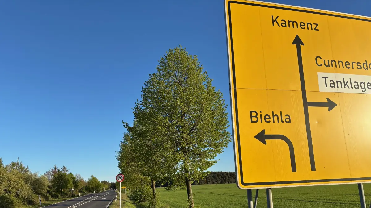 An den beiden Abzweigen darf jetzt nicht mehr schneller als 70 km/h gefahren werden. Bislang galt dort Tempo 100.