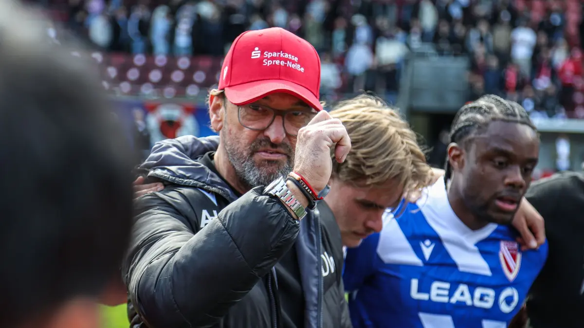 Nach dem Sieg bei Viktoria Köln zollte Trainer Claus-Dieter Wollitz der Mannschaft von Energie Cottbus großen Respekt. Nun steht das Topspiel beim MSV Duisburg bevor.