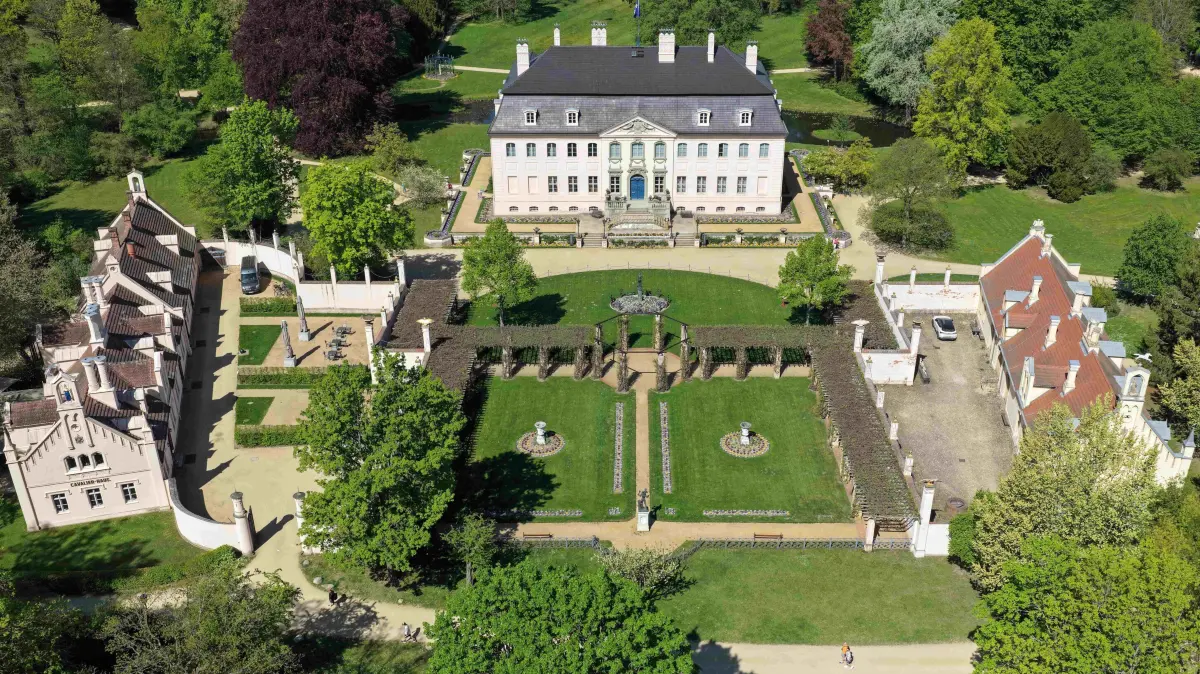 Luft Schloss Branitz : Luftaufnahme vom 3. Mai 2026
Blick auf das Schloss Branitz
Park & Schloss Branitz
Open Air Ausstellung Frauenreich
Fürstin Lucie Pückler