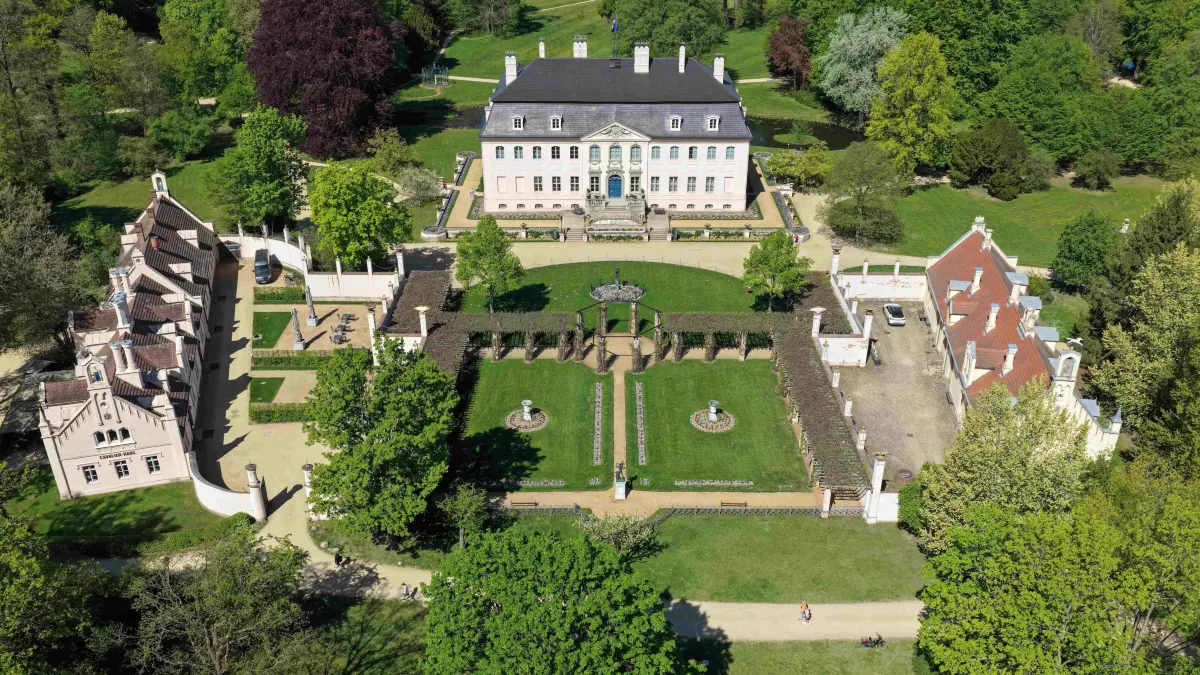 Luft Schloss Branitz : Luftaufnahme vom 3. Mai 2026
Blick auf das Schloss Branitz
Park & Schloss Branitz
Open Air Ausstellung Frauenreich
Fürstin Lucie Pückler
