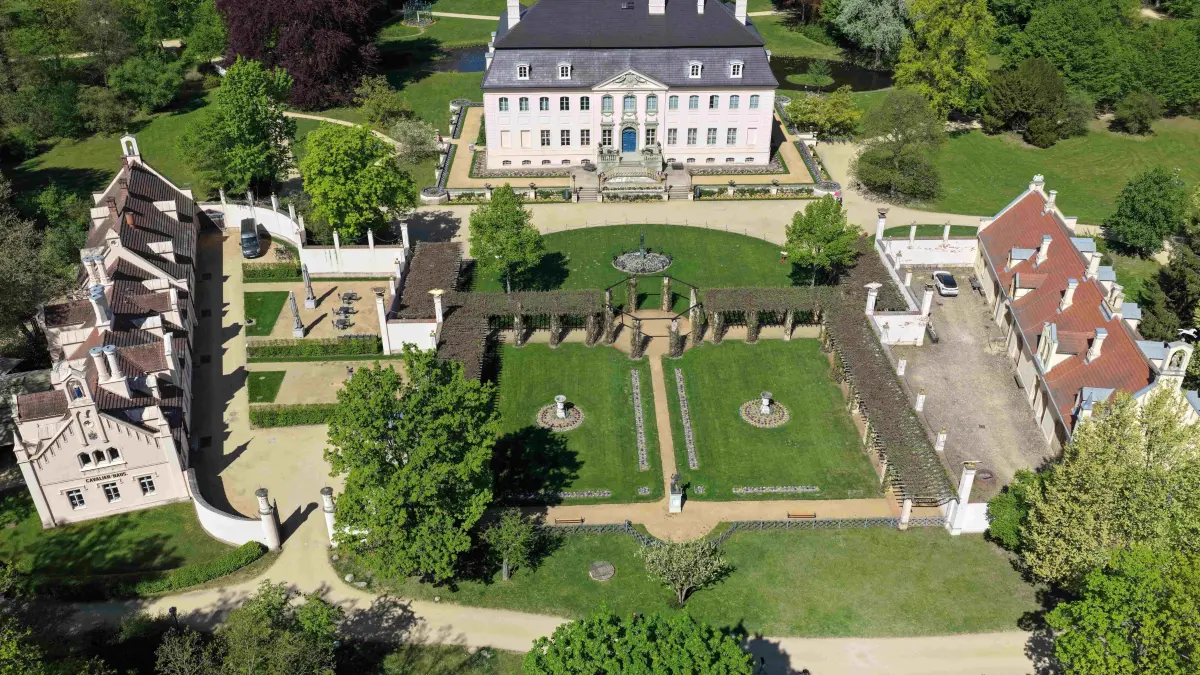 Luft Schloss Branitz : Luftaufnahme vom 3. Mai 2026
Blick auf das Schloss Branitz
Park & Schloss Branitz
Open Air Ausstellung Frauenreich
Fürstin Lucie Pückler